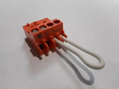 Stecker in orange mit vier Anschlüssen und zwei weißen Drähten, hergestellt von Remeha. Die Anschlüsse sind mit "N" und "L" gekennzeichnet.